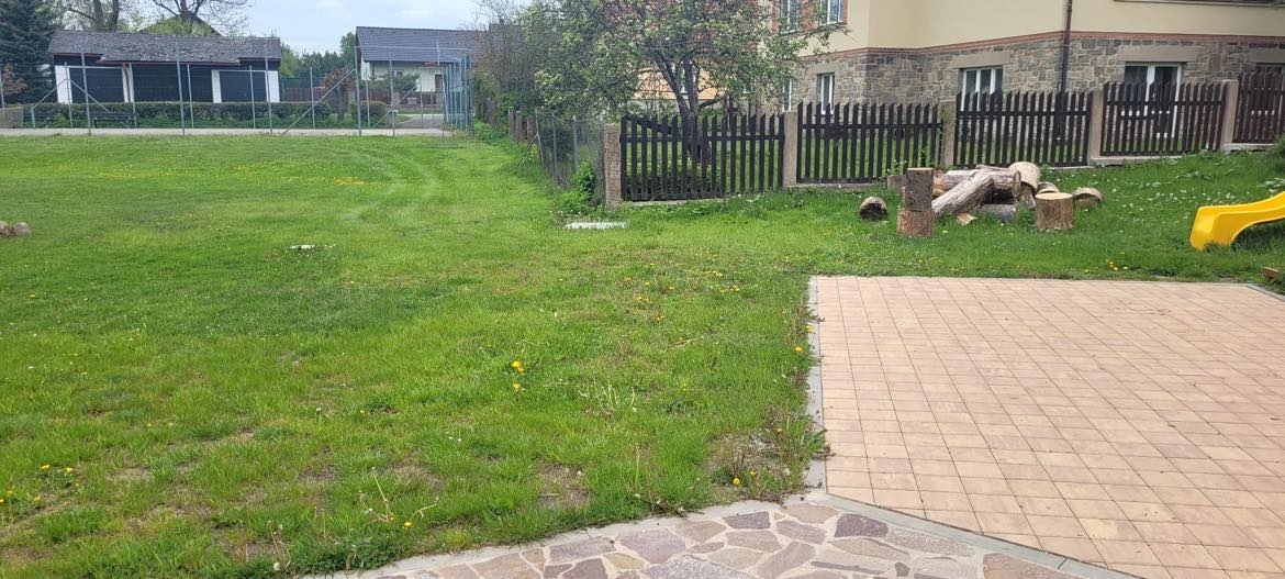 Foto_pohled na víceúčel hřiště od prostoru pro ohniště
