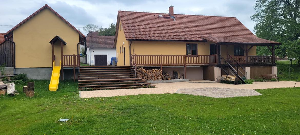 Foto_zrealiizovaná skluzavka a dlažba pro ohniště_prostranství za OÚ