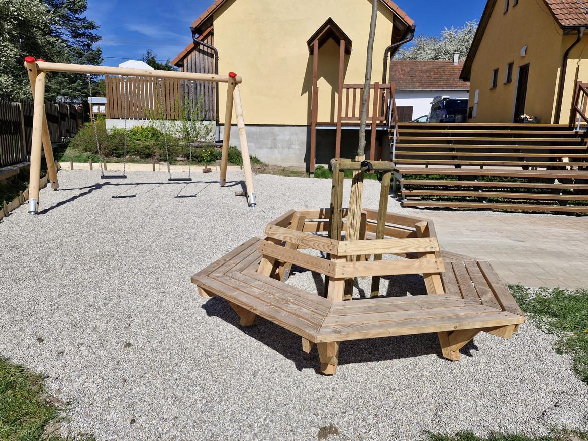 Stromová lavička a houpačka